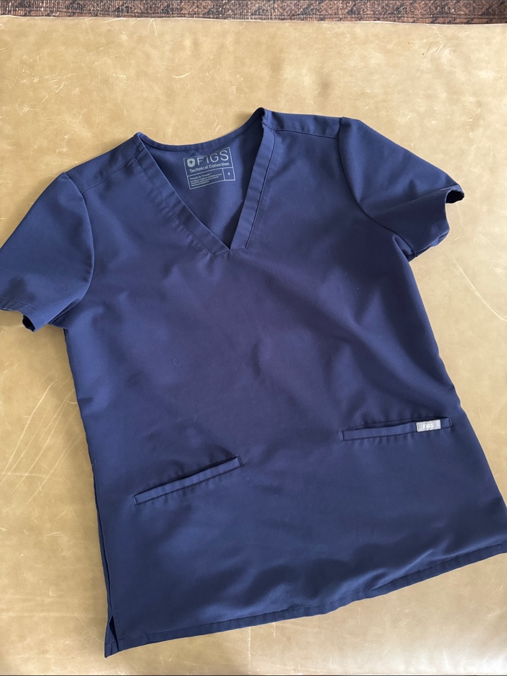 Figs Navy casma Scrub Top with Front Pockets sz small